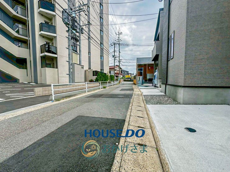 【前面道路】
別アングルから見た周辺道路。
フラットで平坦な道が続いており、毎日の徒歩での移動や車の運転もスムーズに行えます。