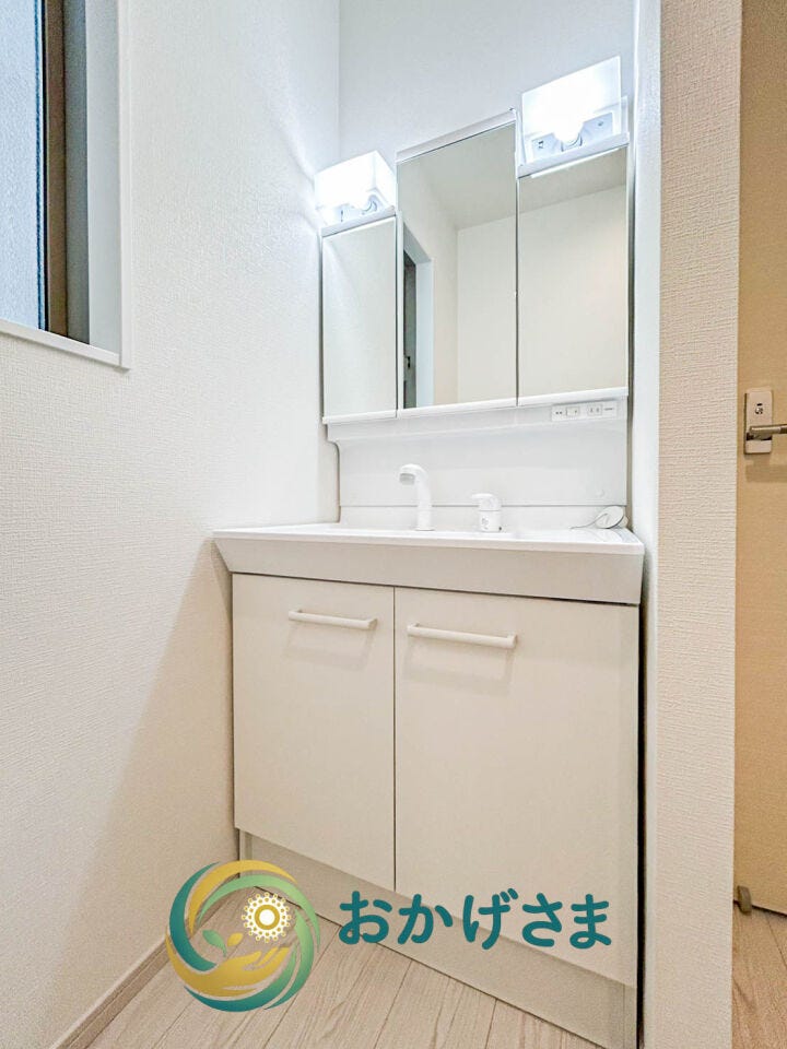 使いやすい三面鏡や引き出し収納、シャワー水栓を備えた白で統一された清潔感のある洗面化粧台です。
