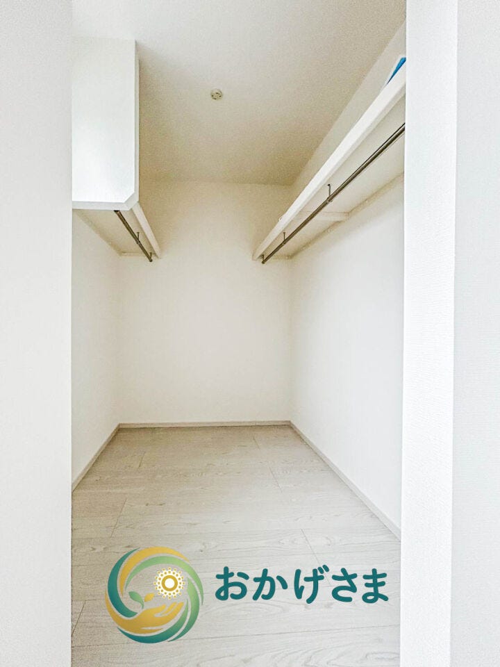 左右にハンガーパイプと枕棚を設置して収納力を高めた、衣類をすっきりと片付けられるクローゼットです。