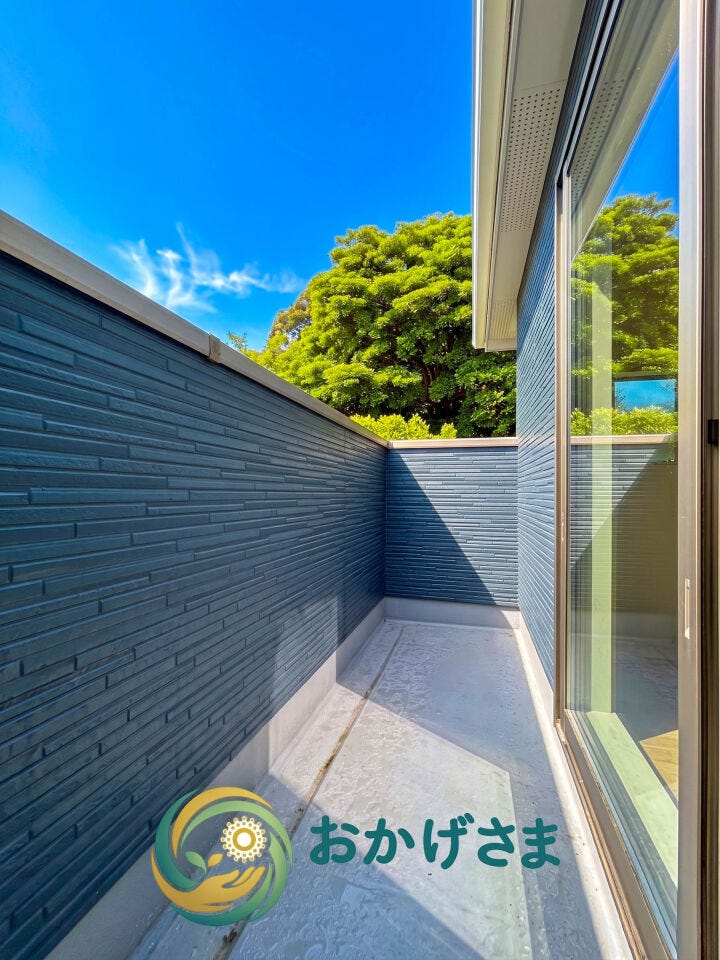 鮮やかなブルーの外壁に大きな掃き出し窓が面した、お洗濯物干しも快適に行えるバルコニーです。