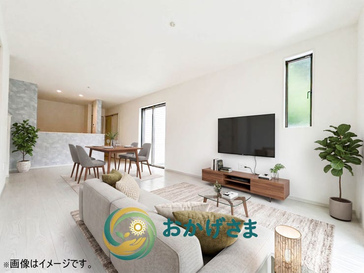 【リビング】
家具が美しく配置された、明るい白い床と開放的な窓が心地よい広々としたリビングダイニングです。