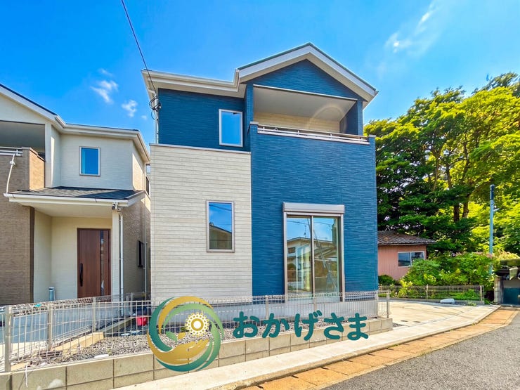 日当たりの良さが魅力的な、シャープな片流れ屋根と2トーンカラーが目を引く洗練された一戸建てです。