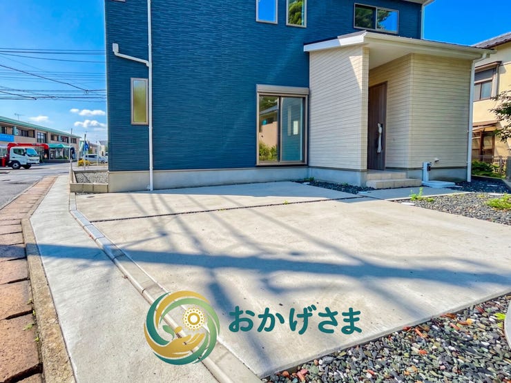 コンクリートで綺麗に平坦に舗装された、前面道路からの出し入れもスムーズな駐車スペースです。