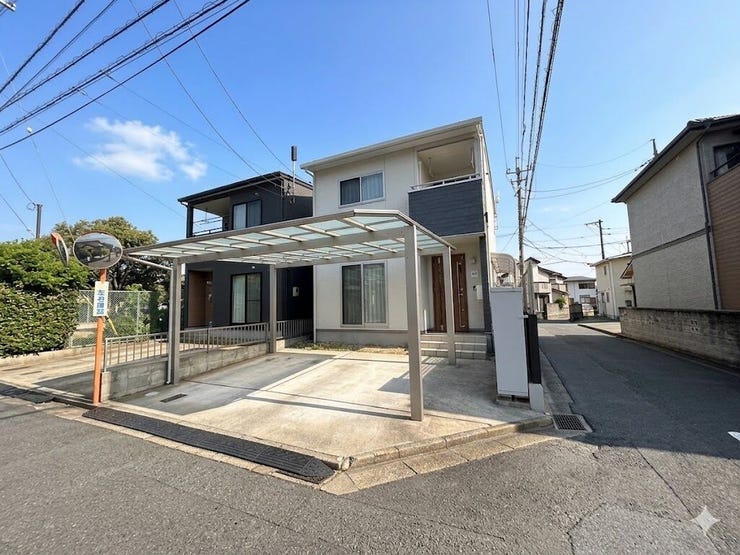【外観】
2019年築の築浅住宅で、まだまだ美しさの残るスタイリッシュな佇まいです。
