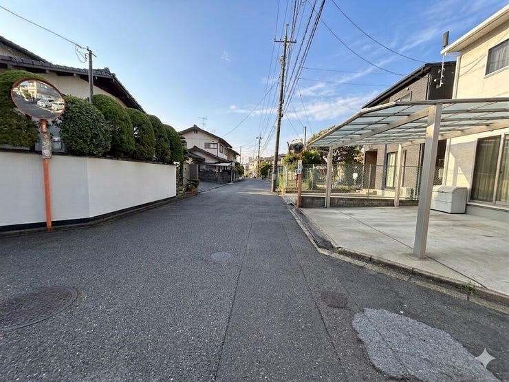 ゆとりがあり車の出し入れもしやすい前面道路
