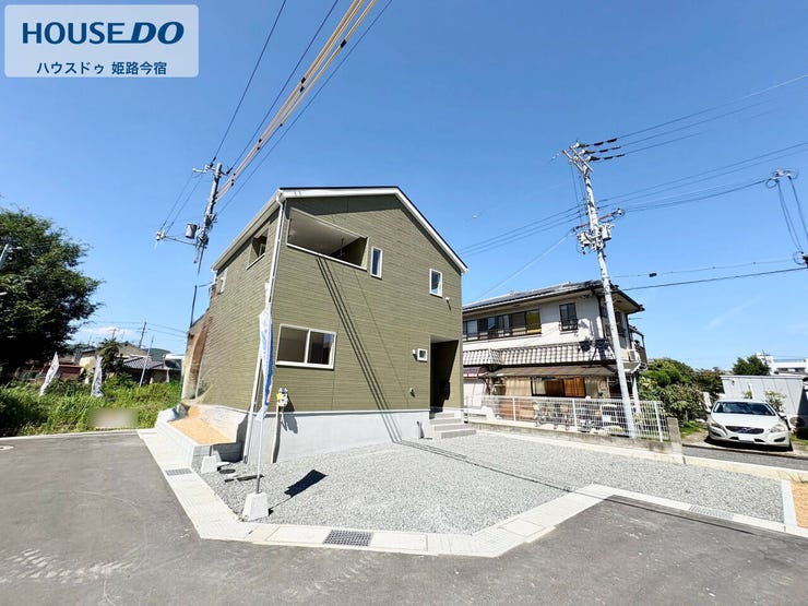 前面道路から見た外観です。敷地内に駐車場2台分のスペースを確保しています。