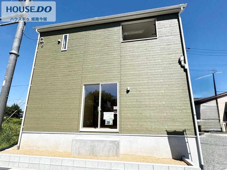 建物を斜めから見た外観です。木造2階建、延床面積101.25㎡の新築戸建です。