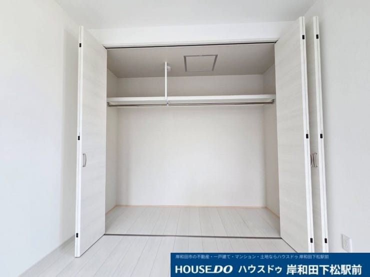 窓からたっぷりの日差しが降り注ぐ明るい室内です。気持ちの良い朝日を受けて、目覚めの良い健康的な朝を迎えられそうです。