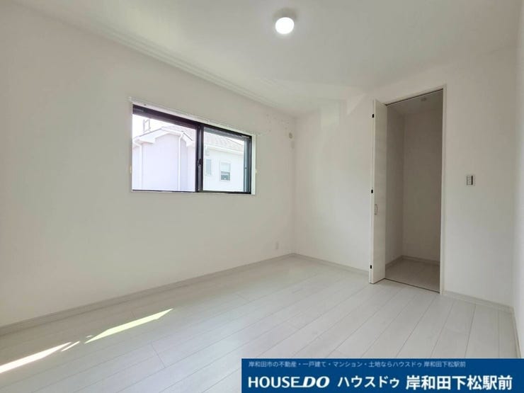 クローゼット付きで収納充実の洋室。