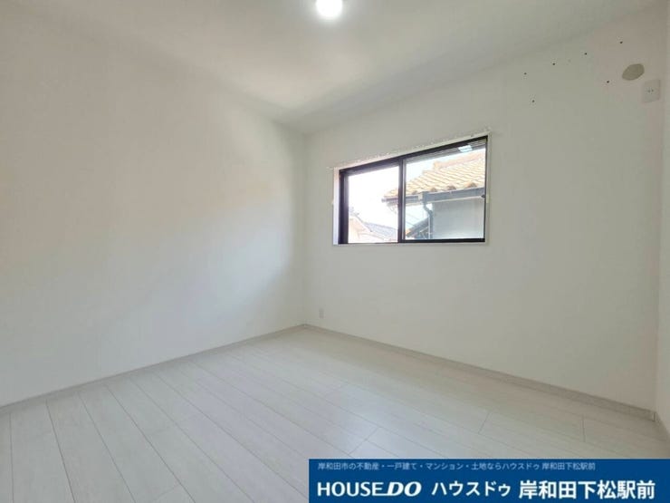 明るく暖かな光が差し込む洋室。子供部屋にもいいですね。