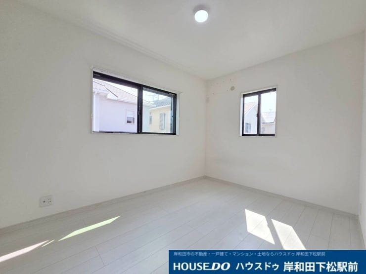 クローゼット付きで収納充実の6帖洋室。