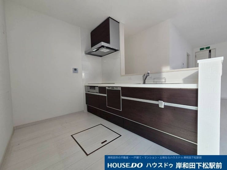 調理中もリビングのご家族との会話が弾む、対面式キッチン。オール電化のため熱効率が良くお掃除しやすいIHクッキングヒーターが備えられています。食器洗浄乾燥機など、便利な機能も搭載