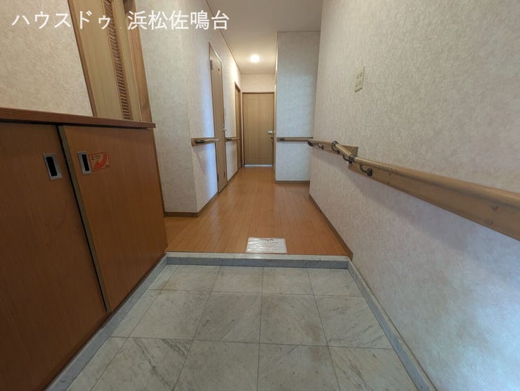 玄関から廊下を望む。