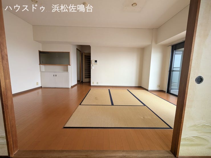 和室6帖からリビングを望む。