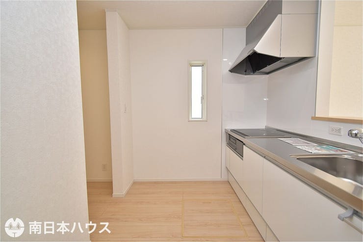 城山２丁目 新築戸建 城山２丁目／２区画 【キッチン】パントリー付きのキッチンです！床下収納もあるので収納力のあるお家です♪