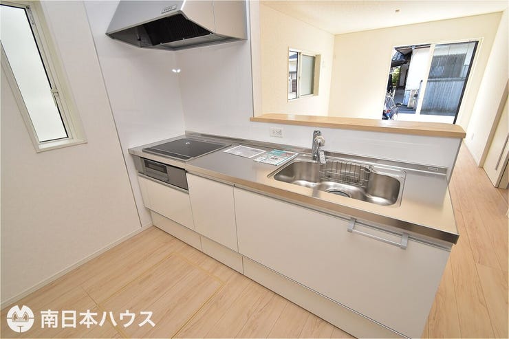 城山２丁目 新築戸建 城山２丁目／２区画 【キッチン】IHクッキングヒーター、浄水機能付き水栓の備わった対面式のシステムキッチンです！