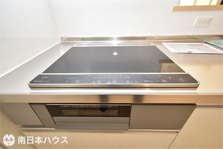 城山２丁目 新築戸建 城山２丁目／２区画 【IHクッキングヒーター】3口のコンロとグリル付き！お手入れのしやすさが魅力のキッチンです！