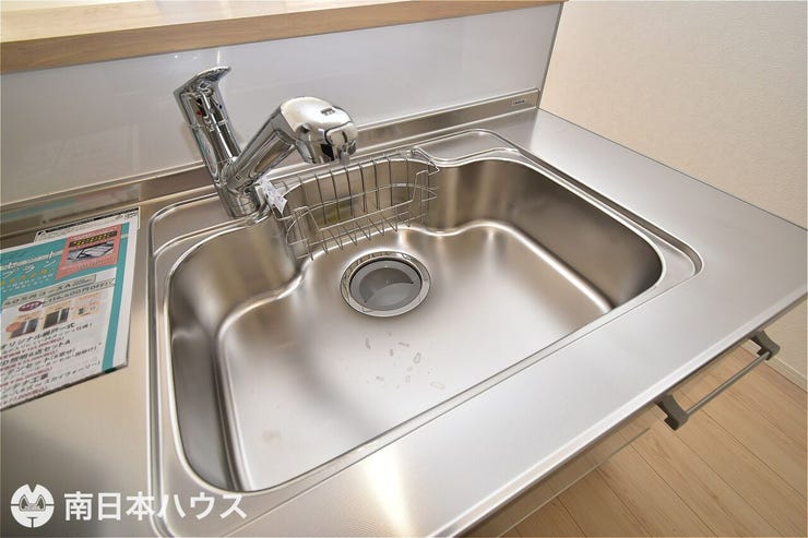 城山２丁目 新築戸建 城山２丁目／２区画 【シンク】浄水器付きのキッチンが魅力です♪スポンジ置きをつくりキッチン周りをスッキリとした印象に！