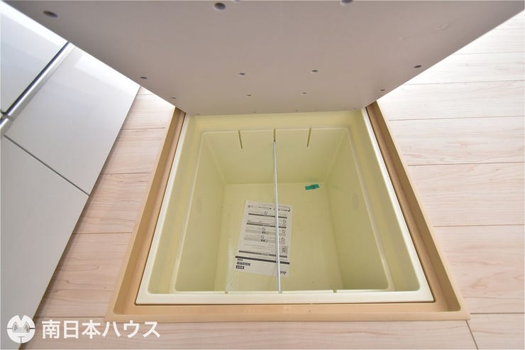 城山２丁目 新築戸建 城山２丁目／２区画 【床下収納】保存食や使用頻度の少ない品物を収納でき、キッチン周りをスッキリと収納できます♪