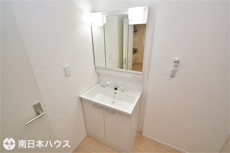 城山２丁目 新築戸建 城山２丁目／２区画 【洗面台】ミラー内側の収納スペースは、ティッシュBOXも収納可能♪可変トレイは取り外して洗えます！