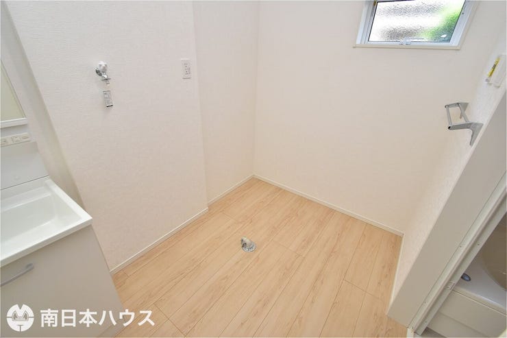 城山２丁目 新築戸建 城山２丁目／２区画 【洗濯機置場】アレンジ可能な広さを確保しつつ、嫌な湿気を外に出す小窓付きの洗濯機置き場です♪