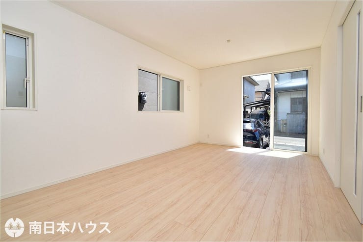 城山２丁目 新築戸建 城山２丁目／２区画 【リビング】15.5帖のリビングです！南向きの掃き出し窓があり明るい日が差します♪