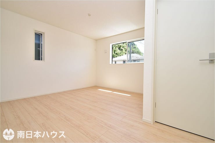 城山２丁目 新築戸建 城山２丁目／２区画 【洋室】8帖の洋室です！テレワークルームを備えた広々としたお部屋で寝室にも最適です♪