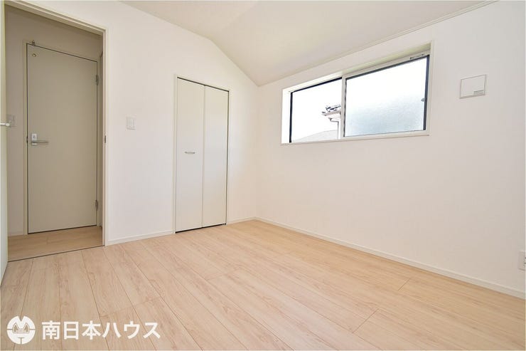 城山２丁目 新築戸建 城山２丁目／２区画 【洋室】5.2帖の洋室です！ウォークインクローゼット付きのお部屋です♪2面に窓があり通風も良好♪