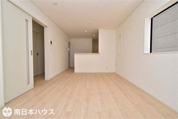 城山２丁目 新築戸建 城山２丁目／２区画 【リビング】15.5帖のリビングです！対面式のキッチンで家族との団らんも弾みそうです♪