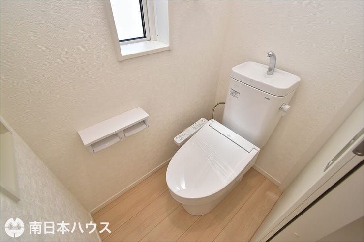 城山２丁目 新築戸建 城山２丁目／２区画 【トイレ】温水洗浄便座機能付きのトイレです！収納もあり、トイレットペーパーや掃除道具を収納可能♪