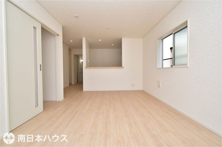 城山２丁目 新築戸建 城山２丁目／２区画 【リビング】17.2帖のリビングです！南向きの掃き出し窓があり明るい室内です♪