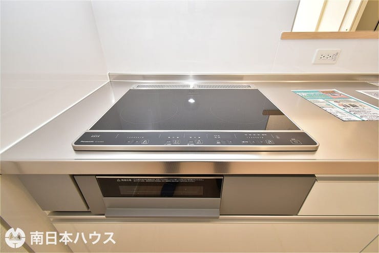 城山２丁目 新築戸建 城山２丁目／２区画 【IHクッキングヒーター】3口のコンロとグリル付き！お手入れのしやすさが魅力のキッチンです！