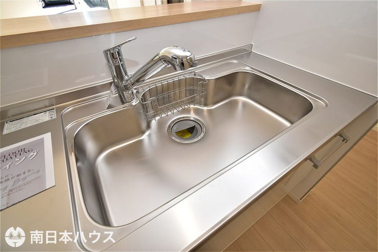 城山２丁目 新築戸建 城山２丁目／２区画 【シンク】浄水器付きのキッチンが魅力です♪スポンジ置きをつくりキッチン周りをスッキリとした印象に！