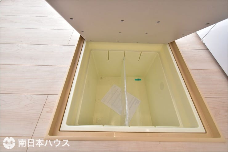 城山２丁目 新築戸建 城山２丁目／２区画 【床下収納】保存食や使用頻度の少ない品物を収納でき、キッチン周りをスッキリと収納できます♪