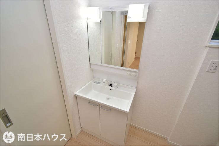 城山２丁目 新築戸建 城山２丁目／２区画 【洗面台】ミラー内側の収納スペースは、ティッシュBOXも収納可能♪可変トレイは取り外して洗えます！