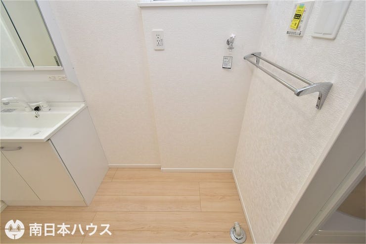 城山２丁目 新築戸建 城山２丁目／２区画 【洗濯機置場】アレンジ可能な広さを確保しつつ、嫌な湿気を外に出す小窓付きの洗濯機置き場です♪
