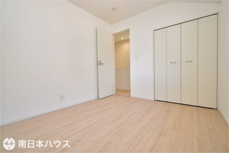 城山２丁目 新築戸建 城山２丁目／２区画 【洋室】5.2帖の洋室です！白を基調にしたシンプル内装でいろいろなインテリアも合わせやすいです♪