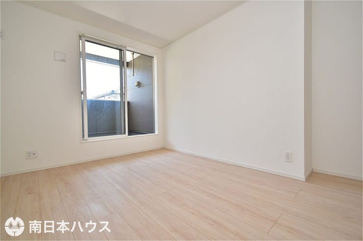 城山２丁目 新築戸建 城山２丁目／２区画 【洋室】5.7帖の洋室です！南向きのバルコニーに面した明るい室内です♪全居室に収納付き！
