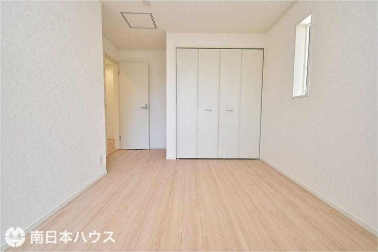 城山２丁目 新築戸建 城山２丁目／２区画 【洋室】5.7帖の洋室です！全居室の2面に窓があり通風良好な室内です♪