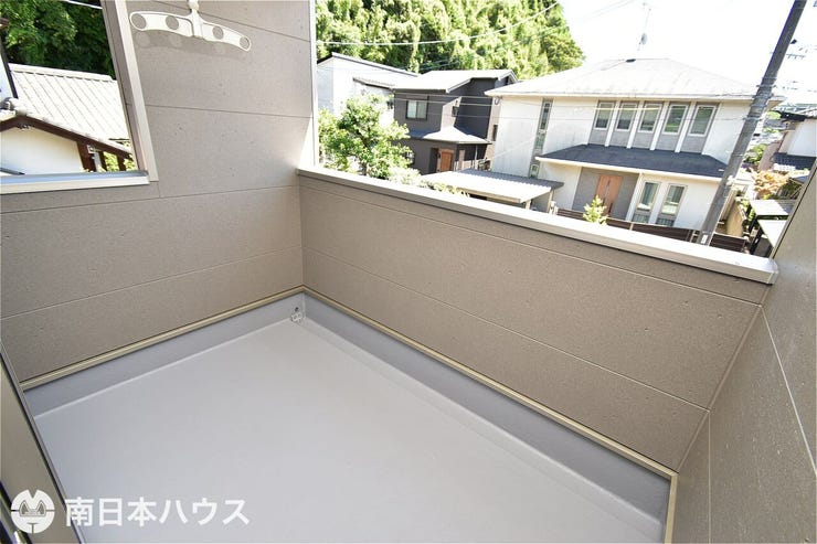 城山２丁目 新築戸建 城山２丁目／２区画 【バルコニー】南向きのバルコニーです！インナーバルコニーで少しの雨の日も窓を開けて換気ができます♪