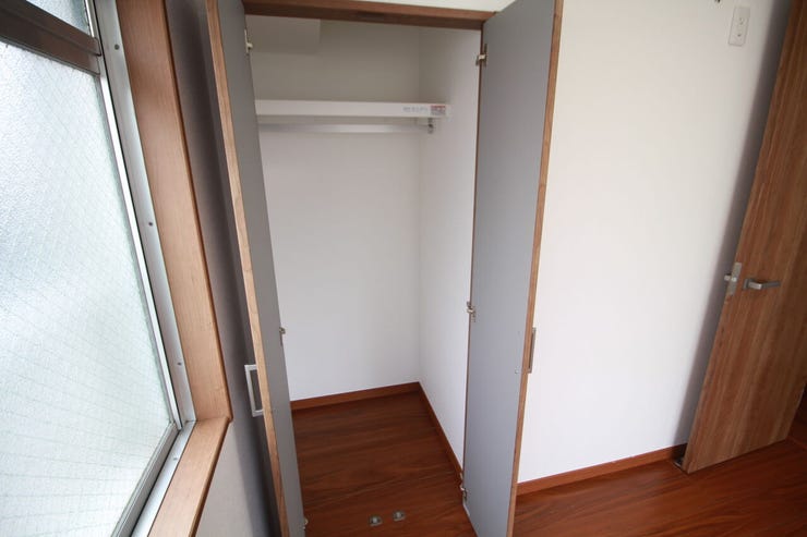 【クローゼット】洋服の保管やしまうスペースは大人1人につき約一畳分が理想です。通路を確保できればより快適に使いこなせます。