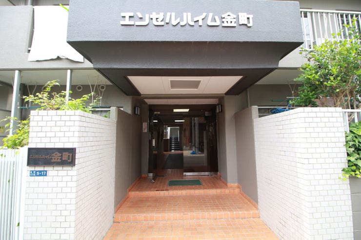 温かみと清潔感のあるエントランスです。