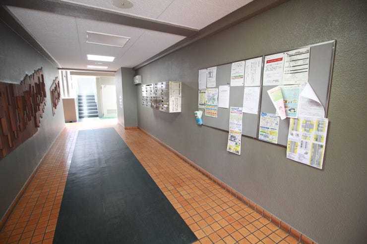 落ち着いた雰囲気のロビーは、訪れる人を温かく迎え、住まう方に上質な時間を提供します。