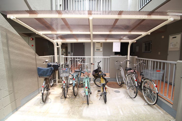 【駐輪場】広さがしっかり確保された、敷地内駐輪場。屋根付きで雨や風から守ってくれます。