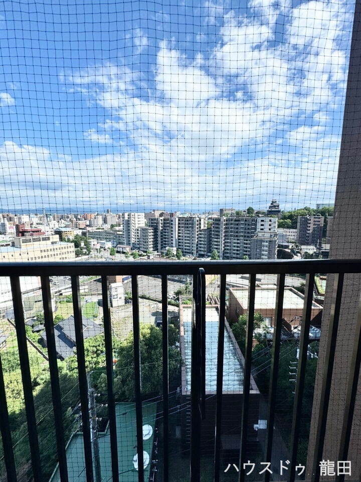 窓辺から熊本城が見える、開放的な暮らし。忙しい日も、ふと眺める景色が家族の心を穏やかにします。