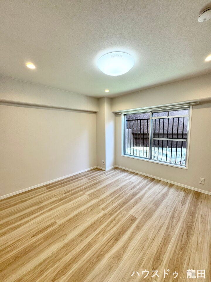 明るい木目調の洋室は子供部屋にぴったり!おもちゃを広げてもゆとりがあり、のびのび遊べます。
