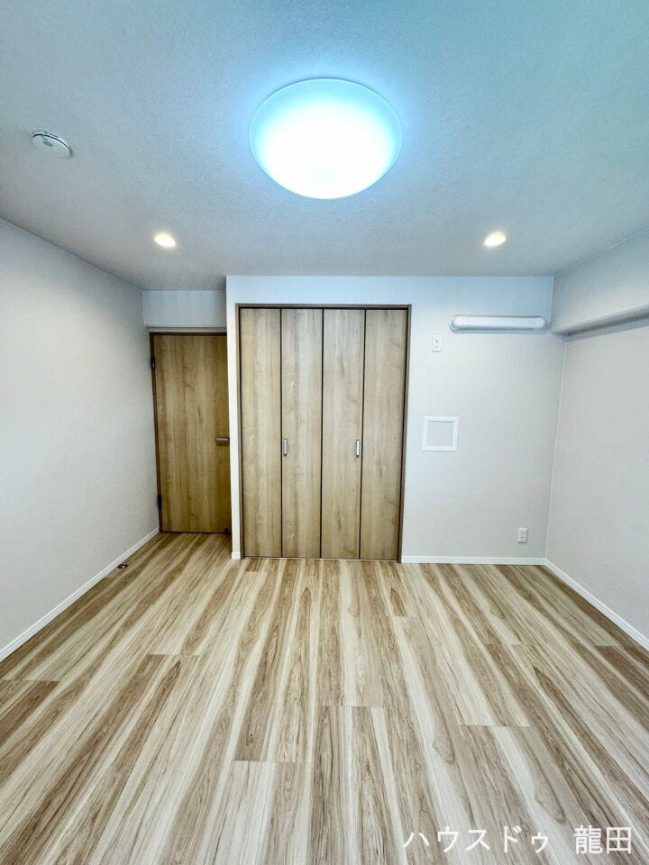 どんな家具も合わせやすいナチュラルな内装。大きなベッドを置いても広く、夫婦のくつろぎの寝室に。
