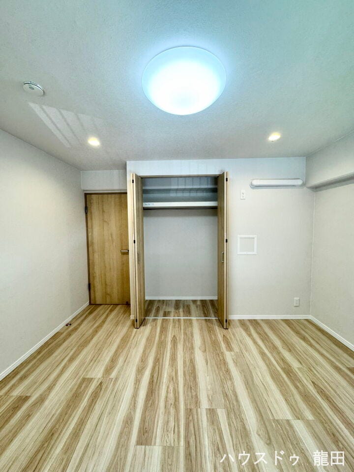 たっぷり入るクローゼットで、部屋を広く使えます。お気に入りの家具を置いて、自分らしい時間を。