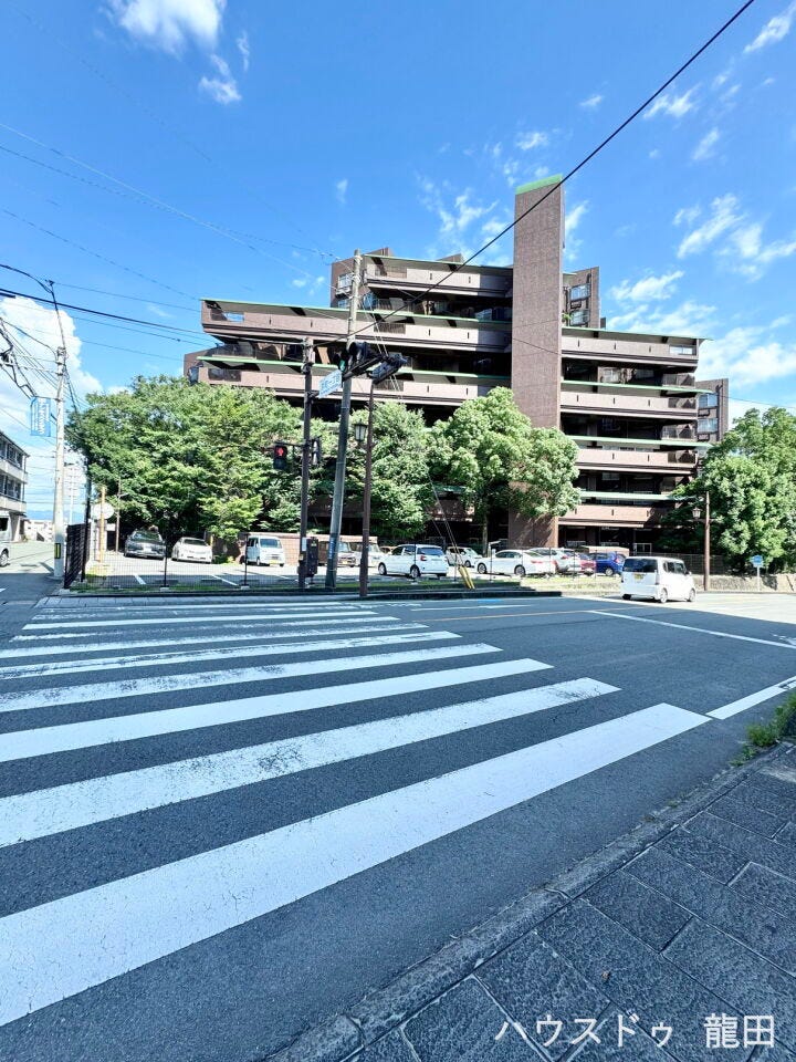 豊かな植栽が、日々の疲れを癒してくれる住まい。手入れの行き届いた環境で、穏やかな毎日を。