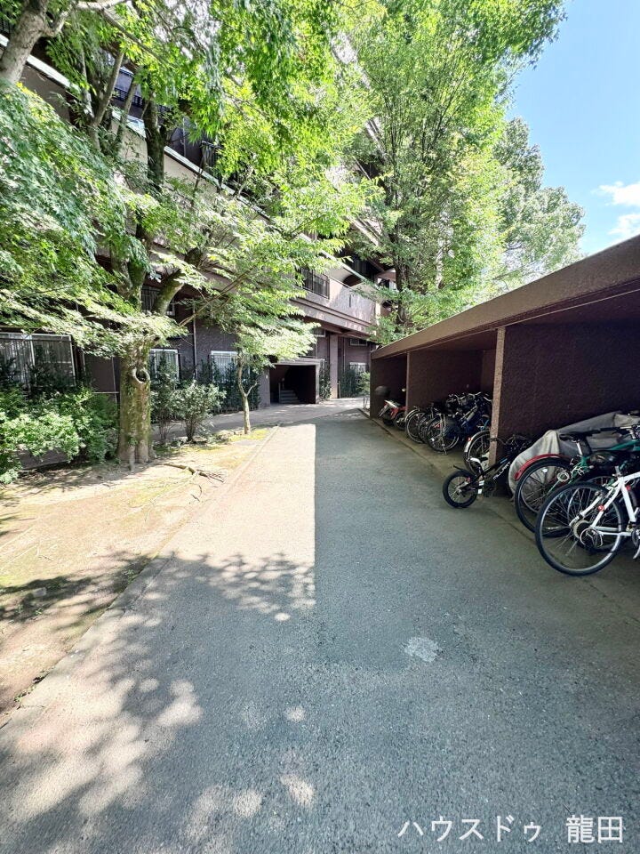 緑豊かな共用スペースが、帰宅時の心を癒やしてくれます。自転車を大切に保管できるスペースを確保。